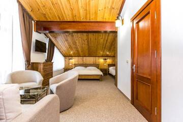 Трехместный номер с балконом в Отеле ATAVA family house